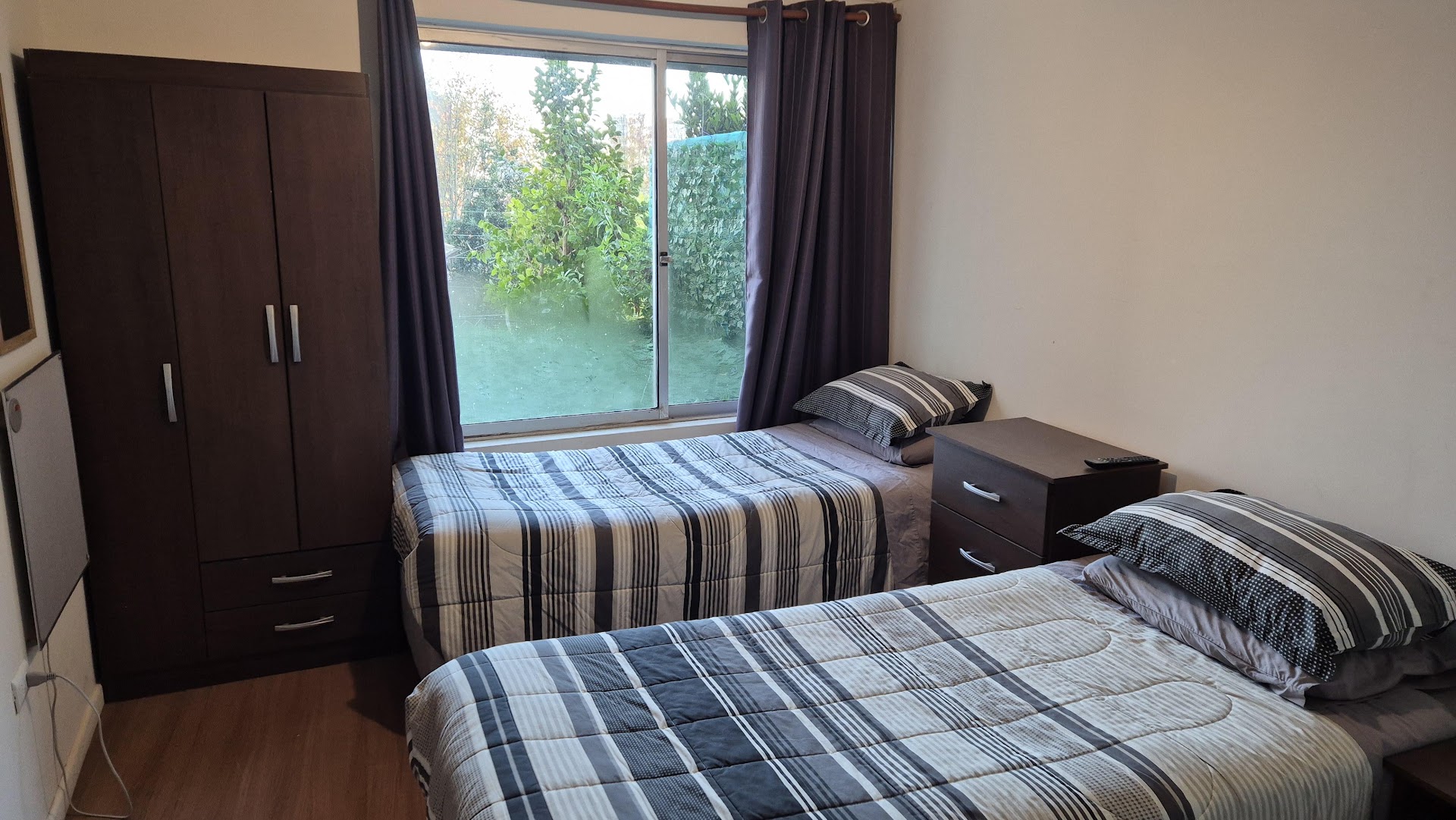 Habitación doble con ropero y vista al jardín