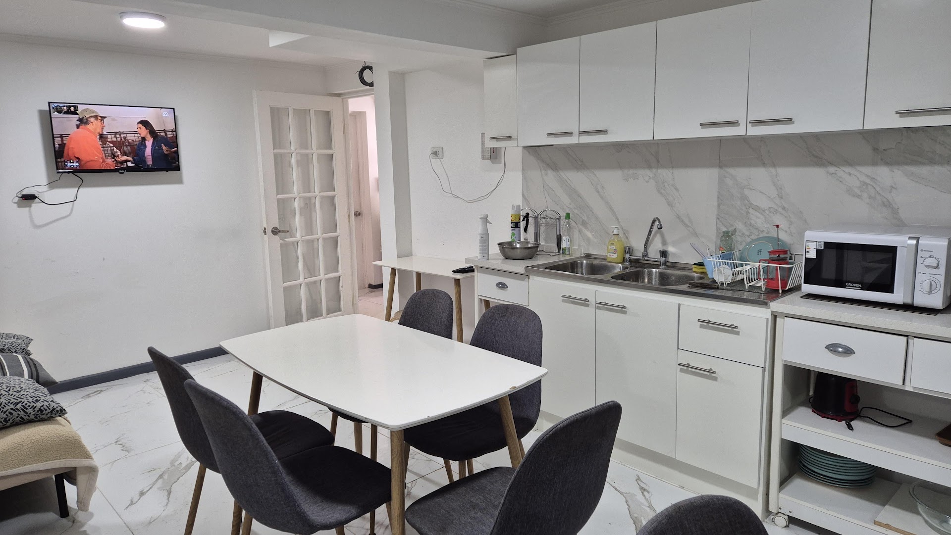 Comedor y cocina equipada a disposición de los huéspedes